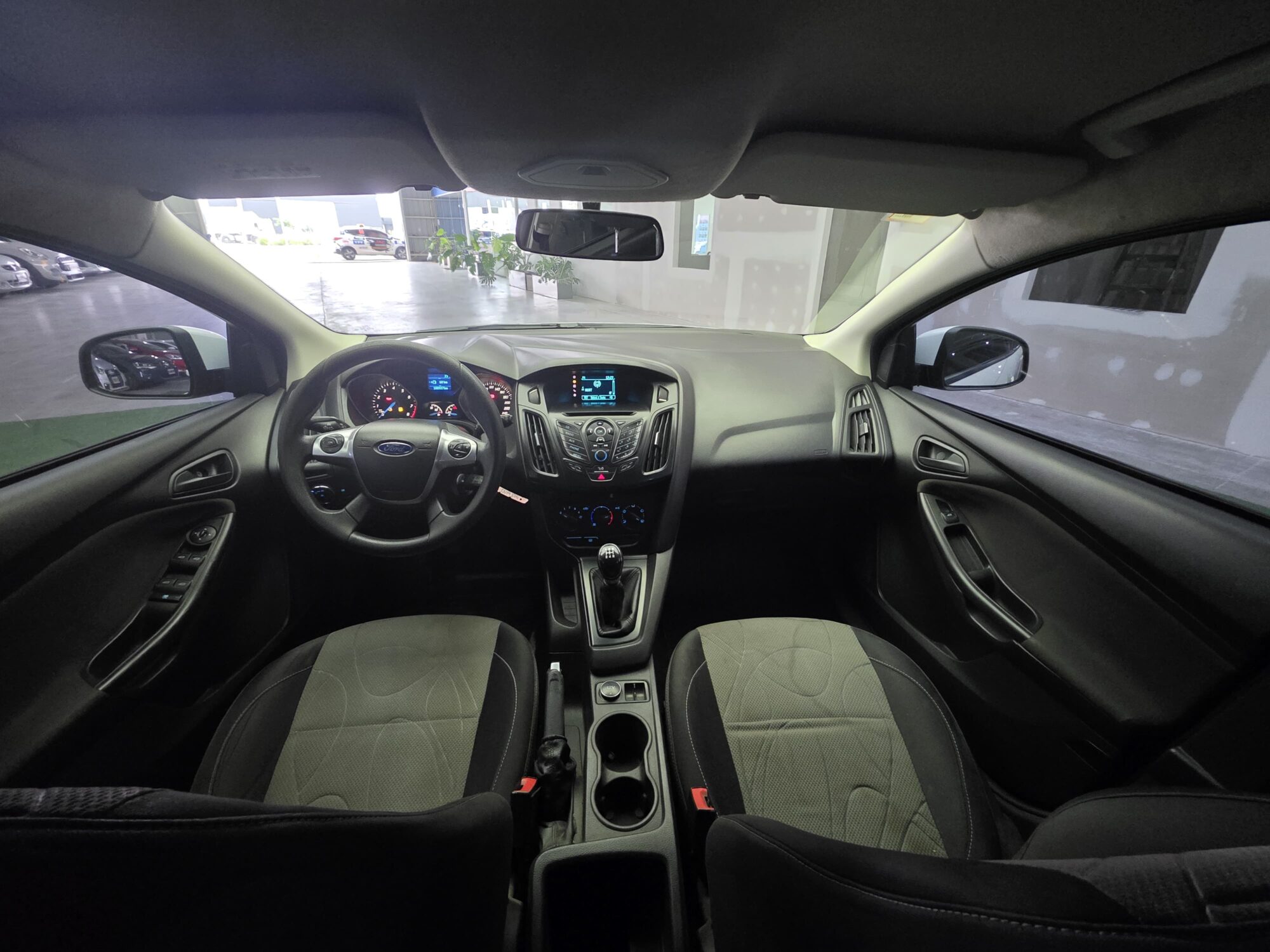 Ford Focus 1.6N S MT 5P 2015 - Imagen 9