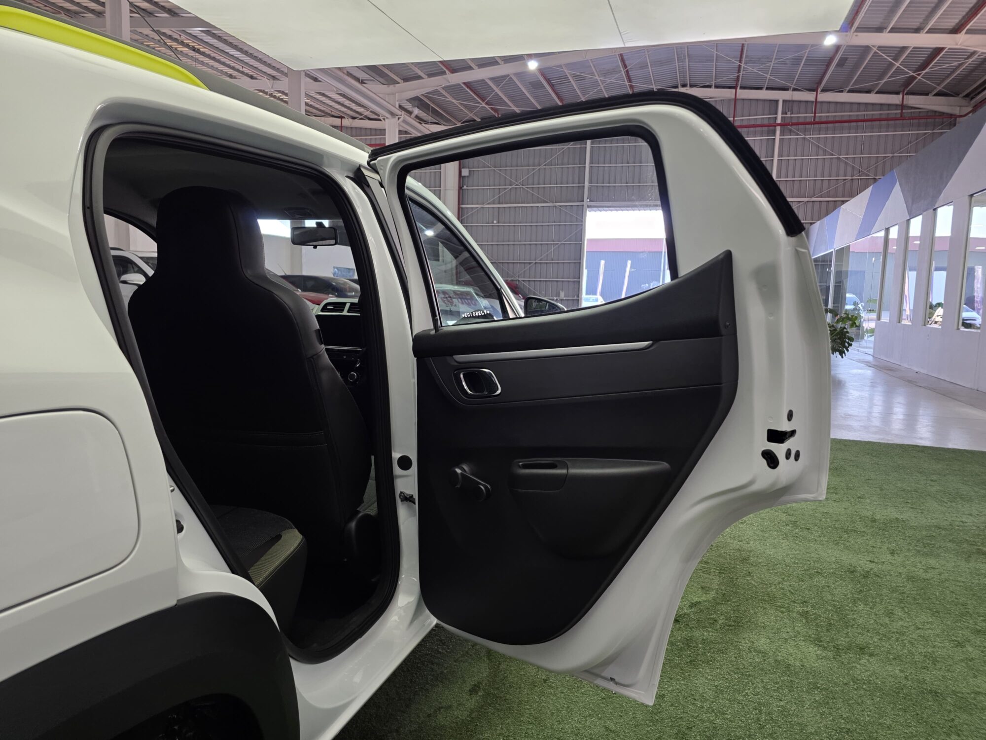 Kwid 1.0 Iconic Outside 2025 - Imagen 13