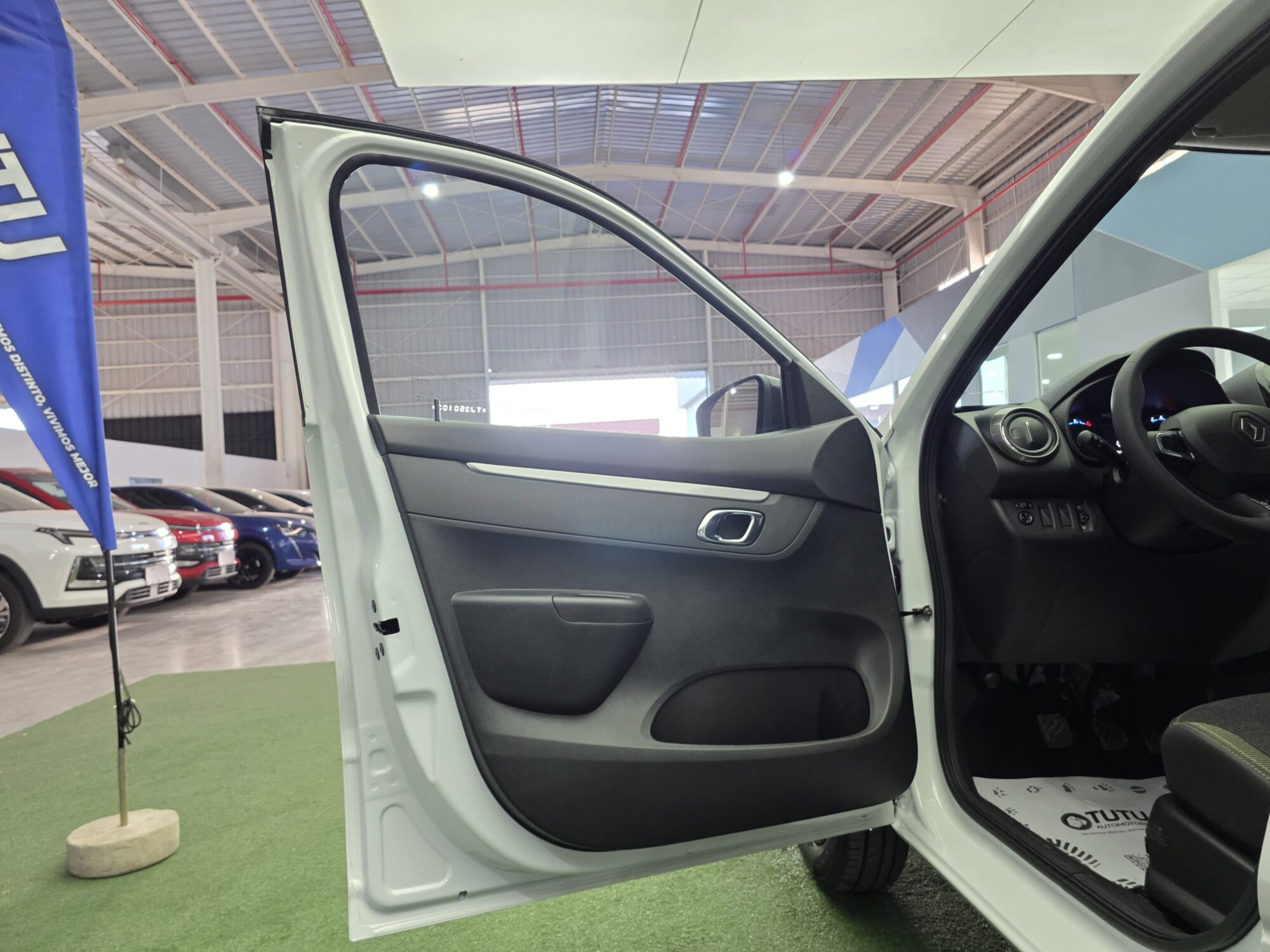 Kwid 1.0 Iconic Outside 2025 - Imagen 11