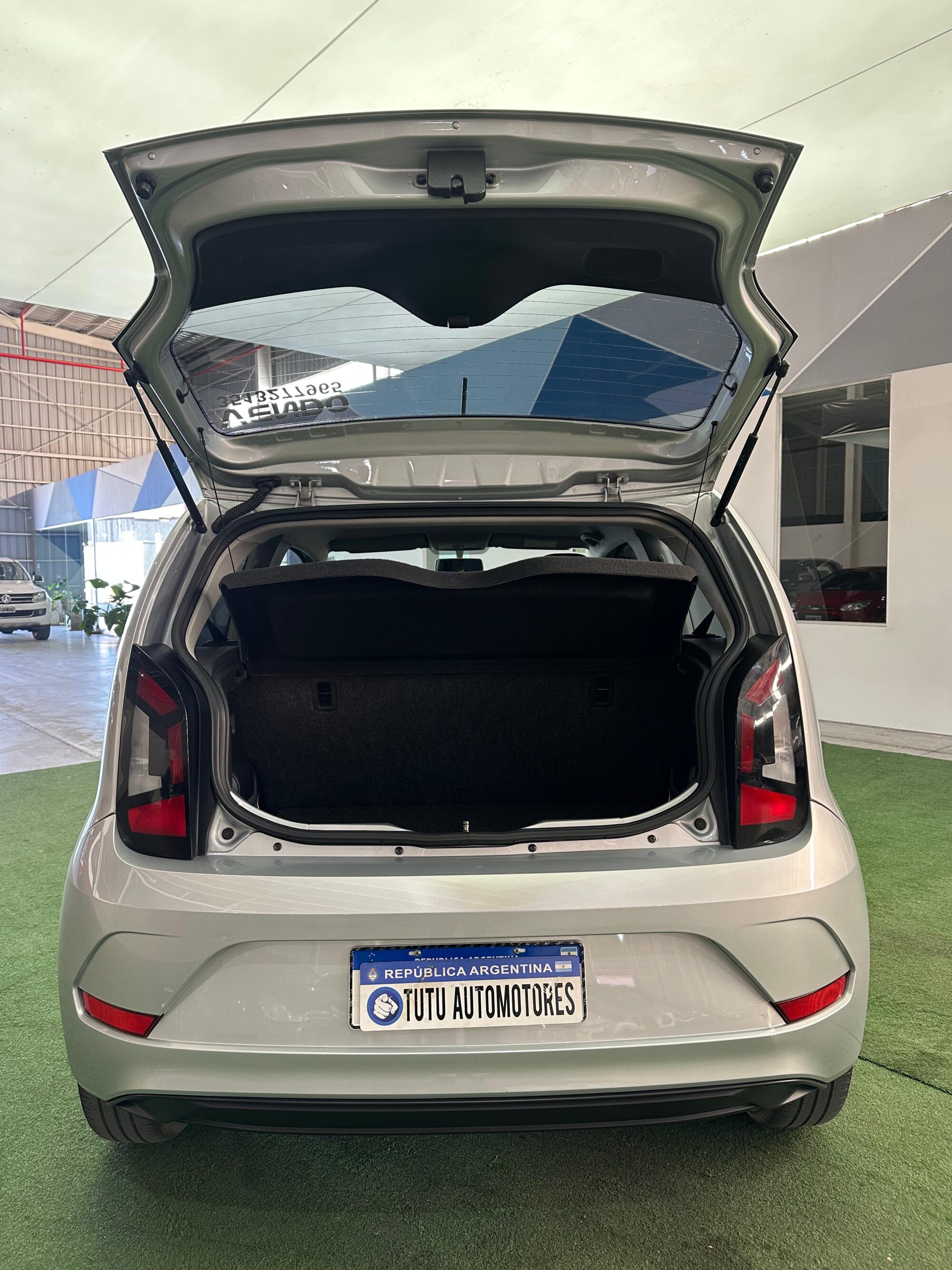 Volkswagen Up Move 3 p 2017 - Imagen 4