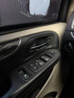 CHRYSLER TOW Y COUNTRY LIMITED 3.6 BLINDADA 2012 - Imagen 28